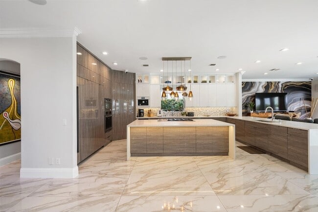 Building Photo - 2307 N Riverside Dr