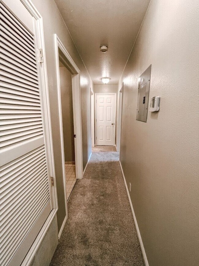 Building Photo - Timeless Condo in the Heart of Orem