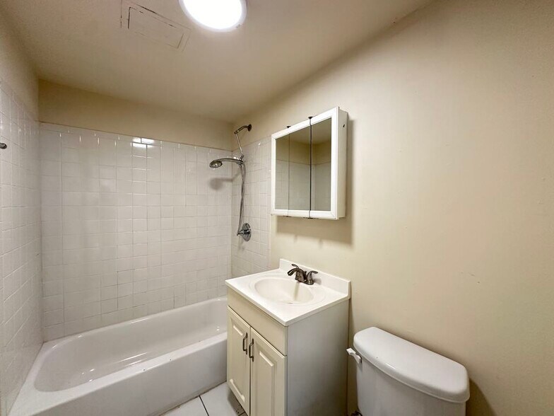 Building Photo - 553 W Aldine Ave