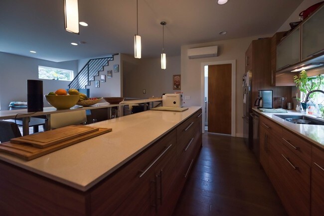 Building Photo - Fantastic 3 Bedroom Townhome w/Attached Garage and A/C in Seattle!!