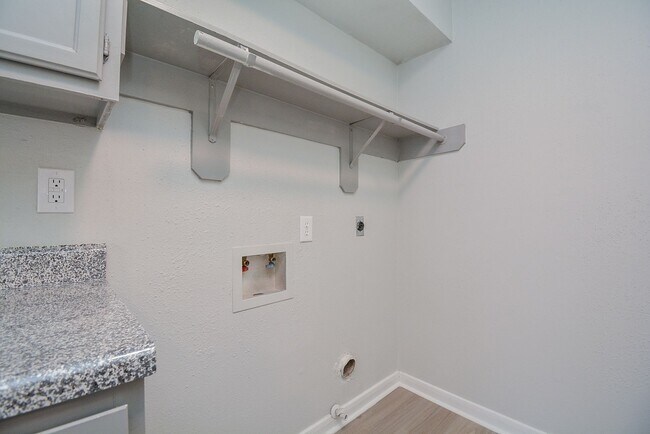 Building Photo - Perfect Townhouse ready for you!