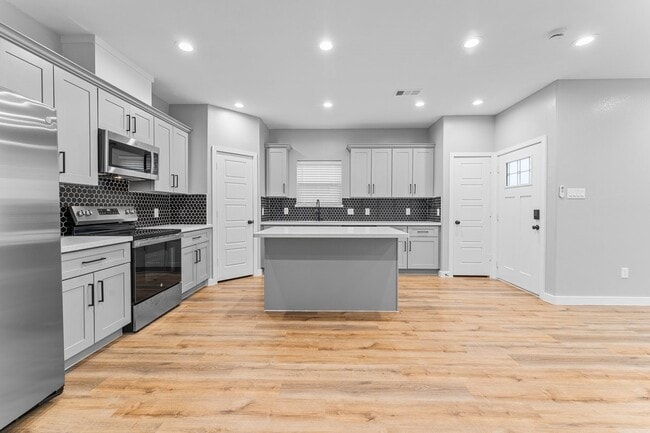 Building Photo - 402 W Stewart St