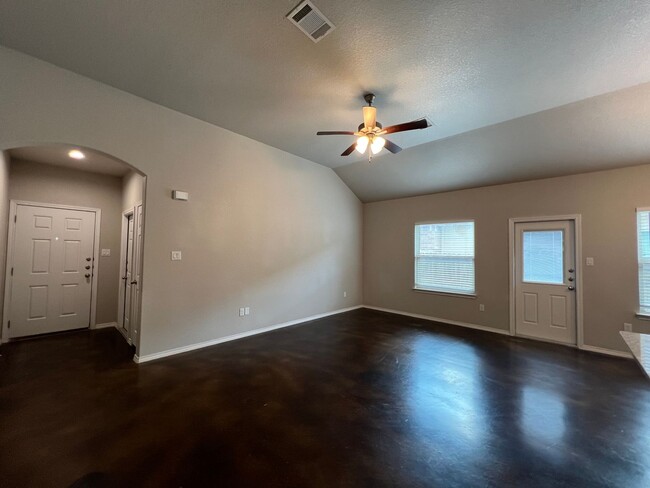 Building Photo - Luxury 3/2 Duplex in Seguin, Texas