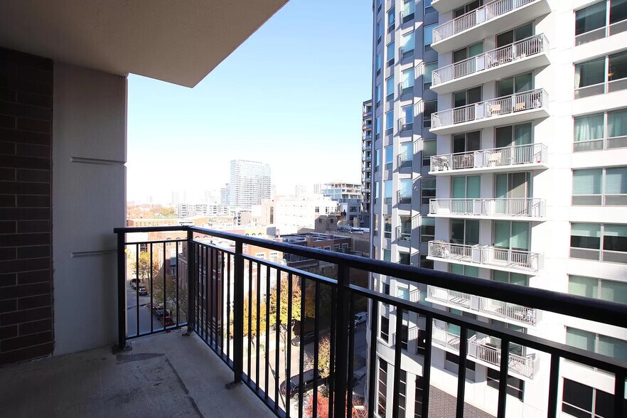 Building Photo - 451 W Huron St