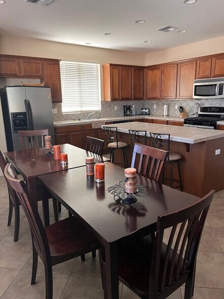 Building Photo - 1740 Greenfield Dr