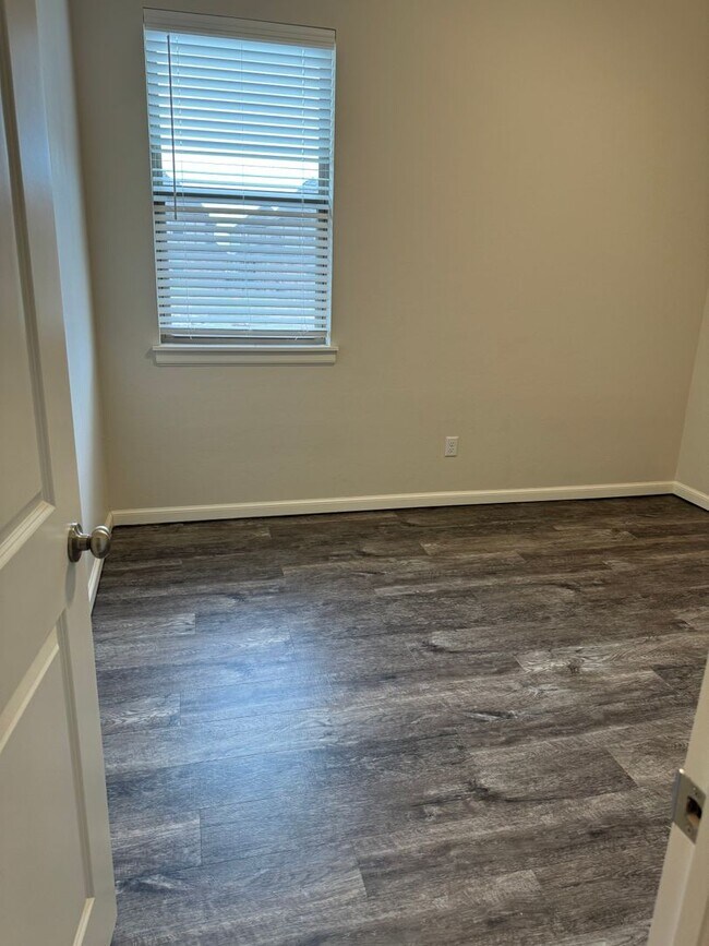 Building Photo - 3 Bed 2 bath with an office in The Enclave