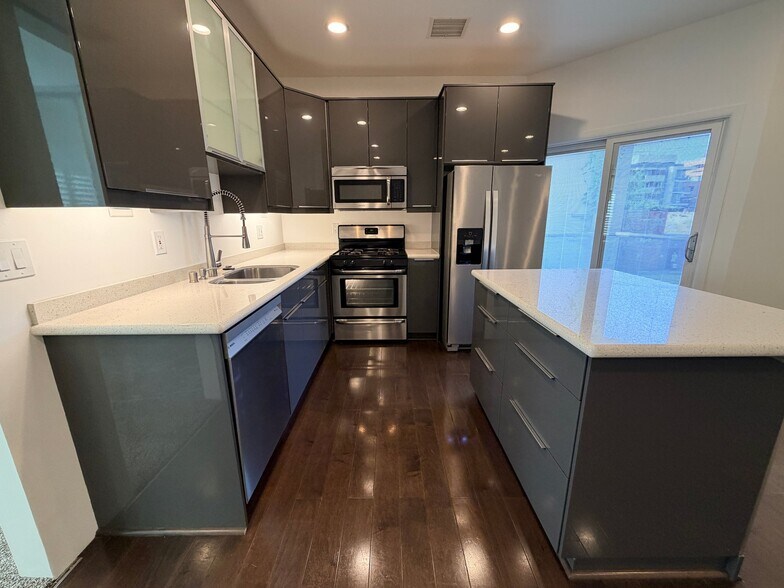 Building Photo - 1119 Poinsettia Dr