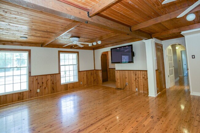 Building Photo - Retro Ranch only minutes from downtown Sou...
