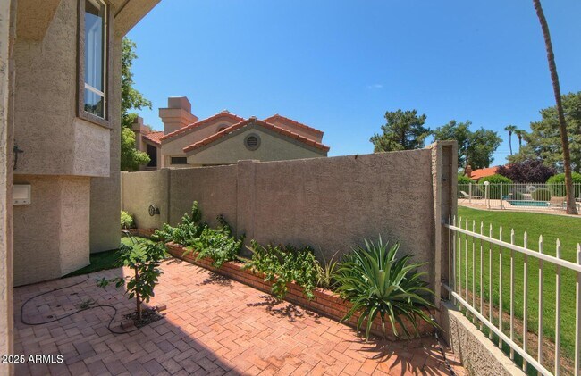 Building Photo - 4020 E Laurel Ln