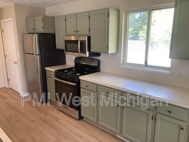 Building Photo - 2673 Woodmeadow Dr SE