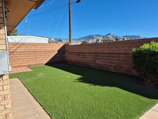 Building Photo - 3 Bedroom 2 Bath