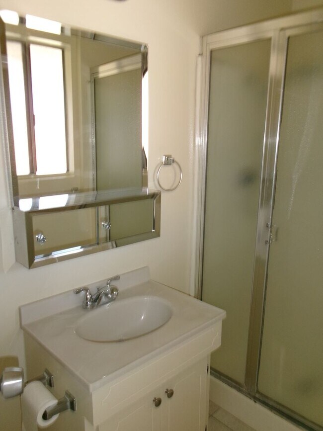 Building Photo - Clean and Ready - 3 bedrooms, 1 3/4 Bathrooms with back yard area.