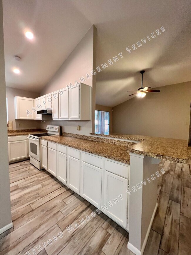 Building Photo - 3 BEDROOM 2 BATH IN HEART OF CHANDLER WITH...