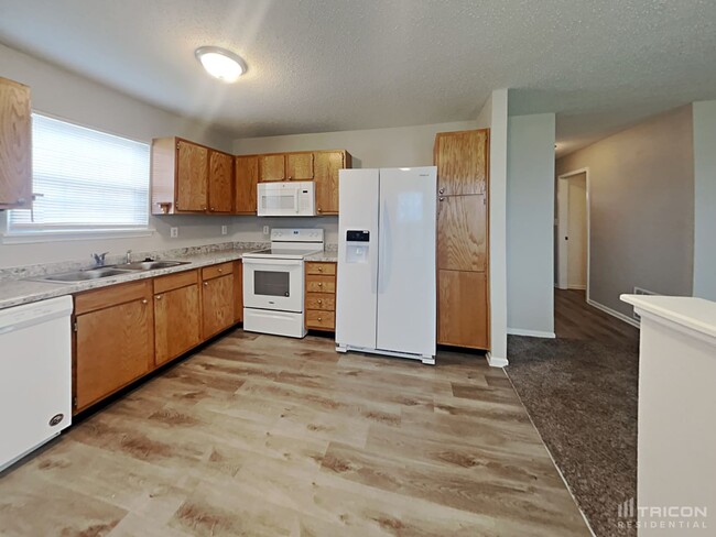 Building Photo - 5851 Prairie Meadow Dr