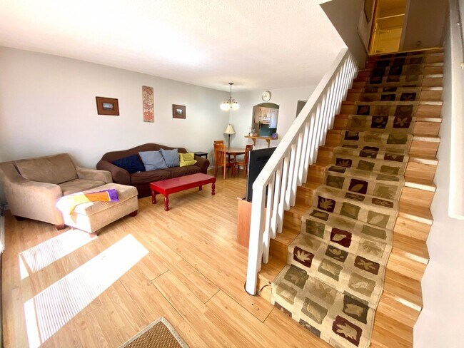 Building Photo - Flexible Lease Term Available for 2 Bed/1.5 Bath Townhome!