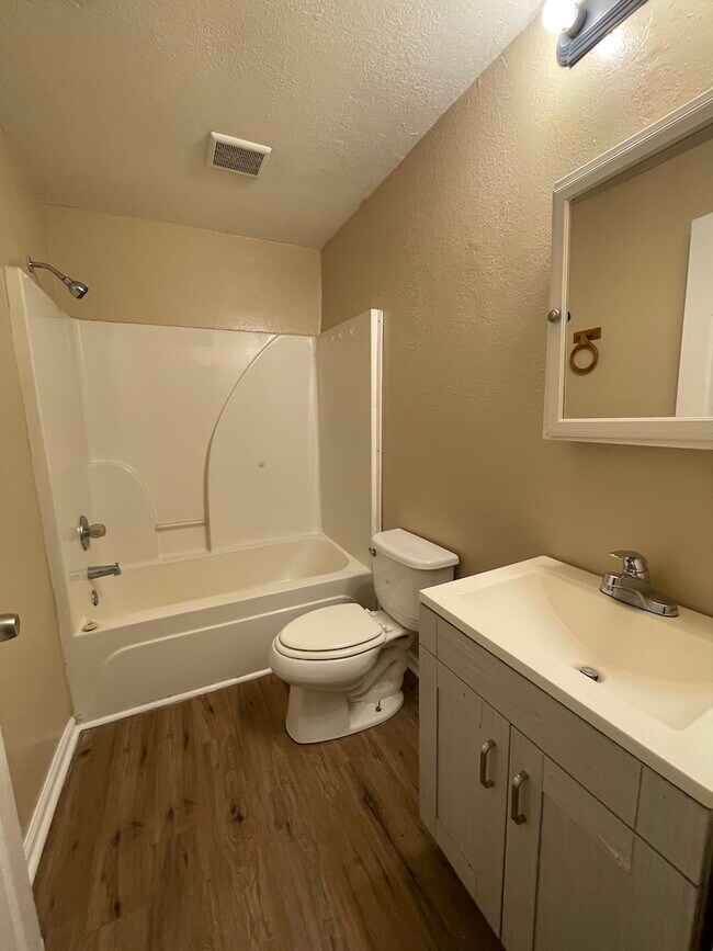 Building Photo - 506 Broad St