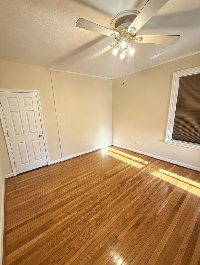Building Photo - No Fee Single Family House with 5 Parking Spaces Included!  Laundry in Unit!