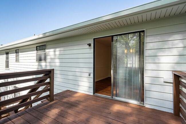 Building Photo - Stunningly renovated 4 bedroom 3 bathroom ...