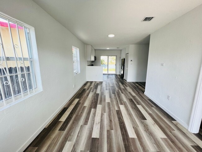 Building Photo - Fabulous Renovation! Gorgeous Three Bedroom and One Bath Home!