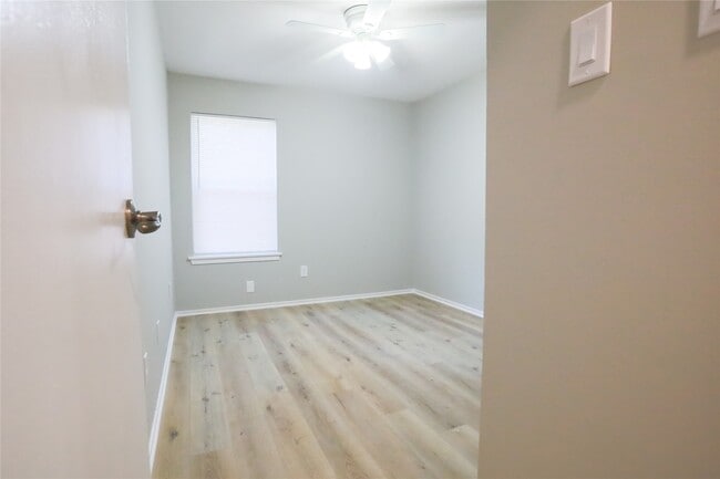 Building Photo - 2709 S Millbend Dr