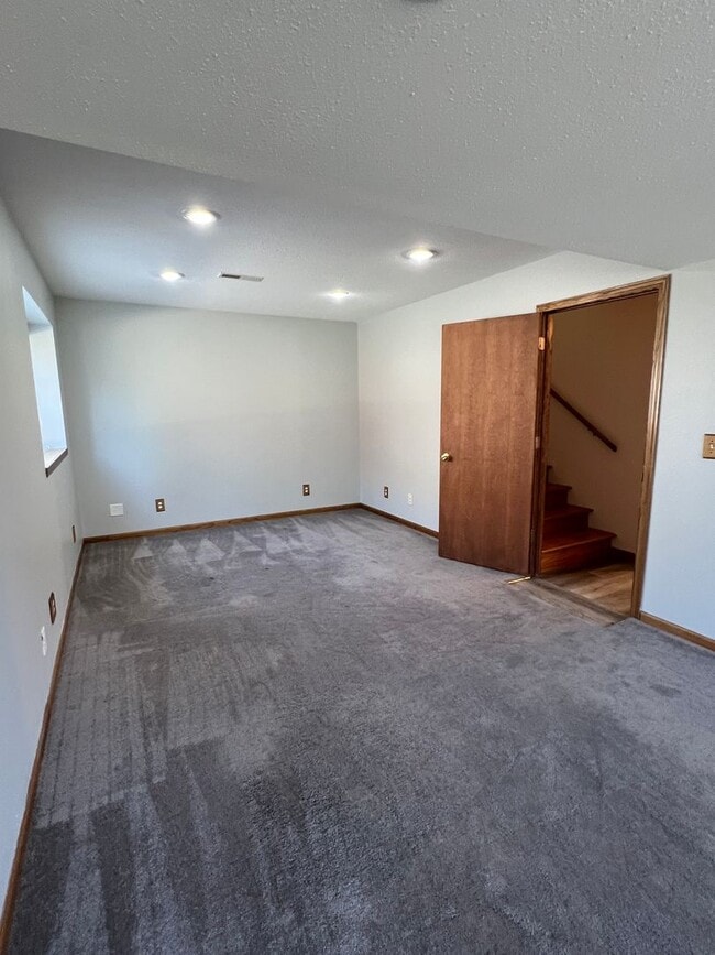 Building Photo - 4 Bedroom, 2 Bath Home for Rent