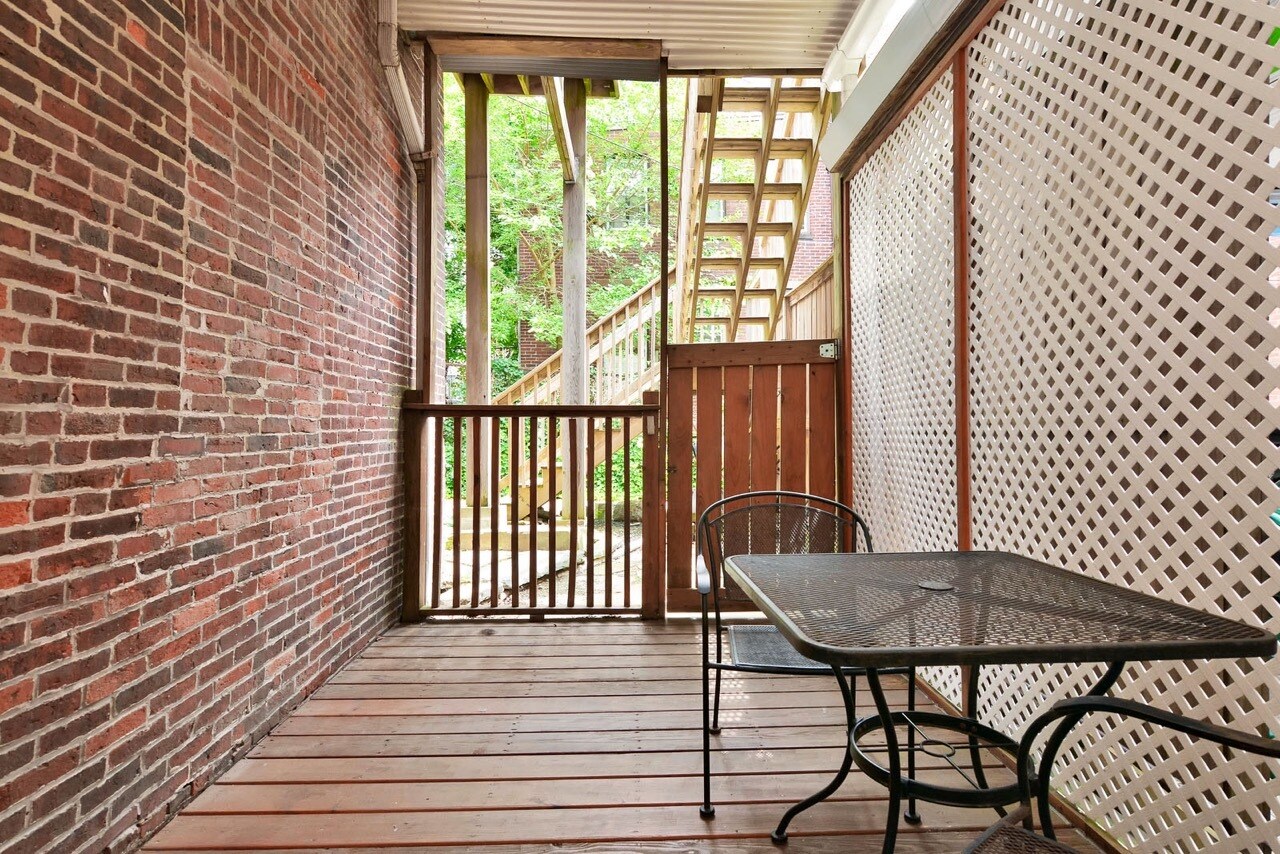 Building Photo - 383 Meridian St