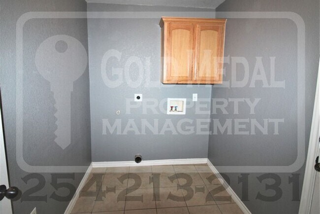 Building Photo - 401 Hedy Dr
