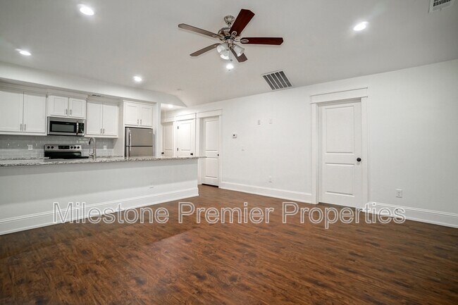Building Photo - 423 W Walker St