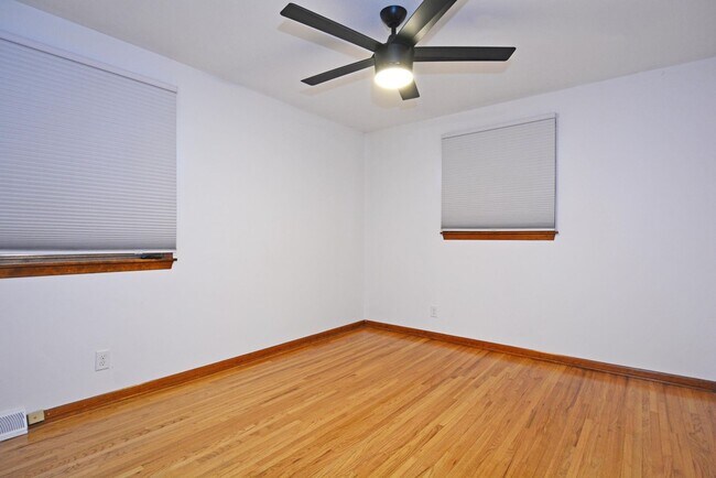 Building Photo - Beautiful 3-Bed 3-Bath Home in Golden Valley - Available 6/1!