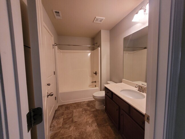 Building Photo - 1207 Silvercrest Ct SW