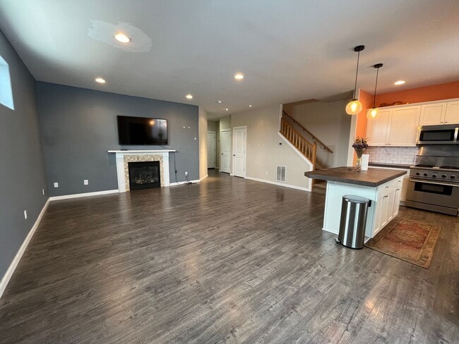 Building Photo - Quiet 3 Bed/2.5 Bath Home With Fenced Back...
