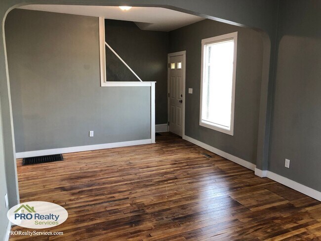 Building Photo - 3 Bedroom Home in St. Paul