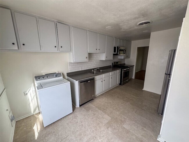 Building Photo - 60 Pershing Dr