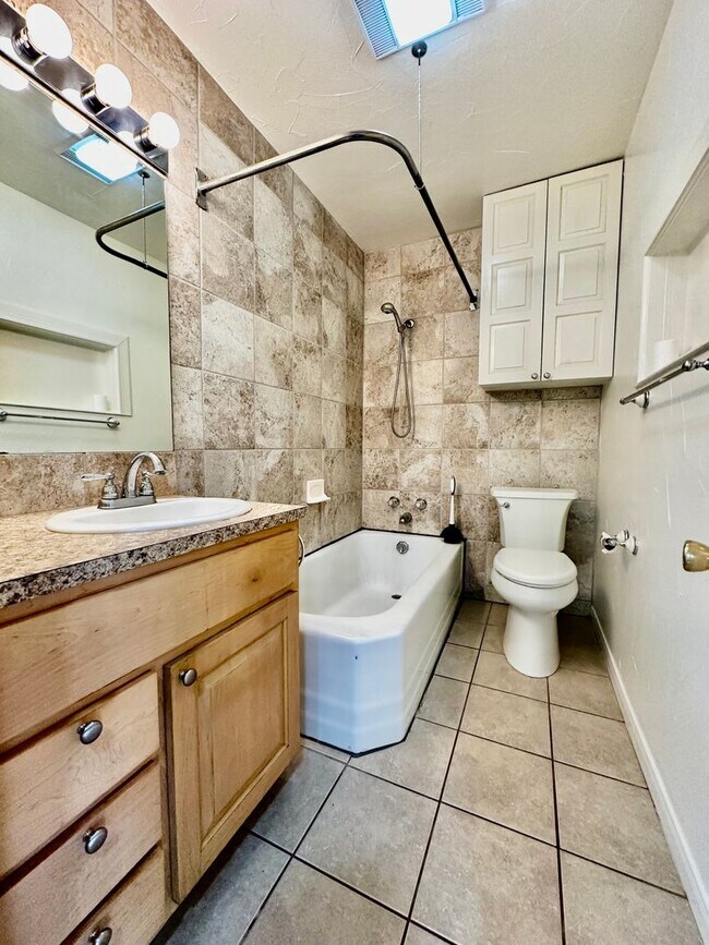 Building Photo - Cozy 2/1 Home