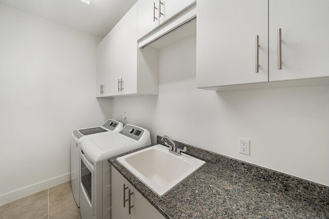 Building Photo - 4925 Pointe Midtown Way