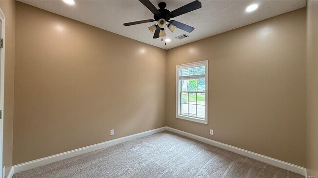 Building Photo - 703 Kingsley Dr