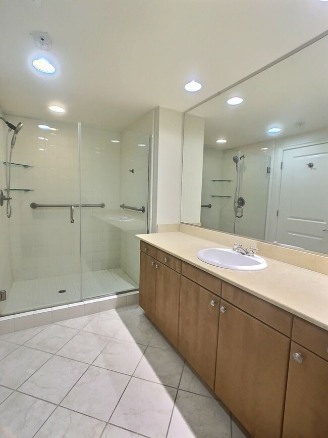 Building Photo - Huge 2 Bedroom/2 Bath Condo with Storage in Downtown San Jose