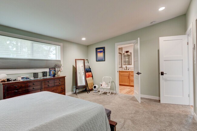 Building Photo - 3 Bedroom 2 Bath Home with a Wonderful View