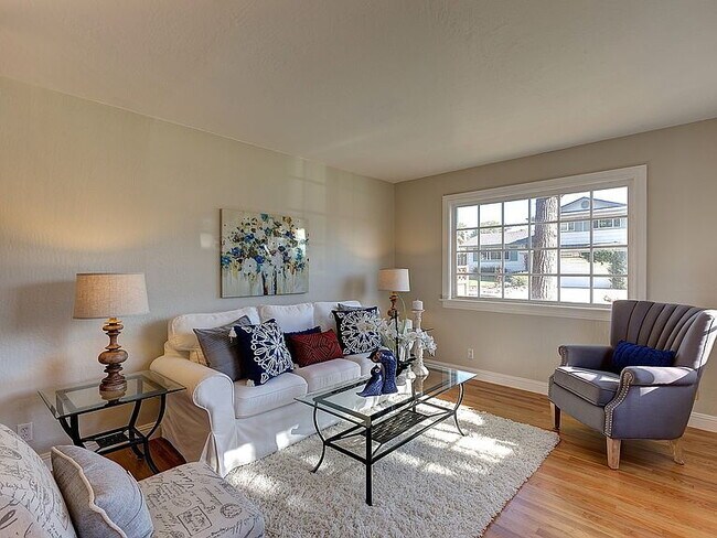 Building Photo - "Spacious 3-Bedroom Retreat with 2 Full Baths in Charming Pleasanton!"
