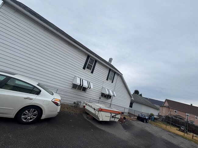 Building Photo - 257 Main St