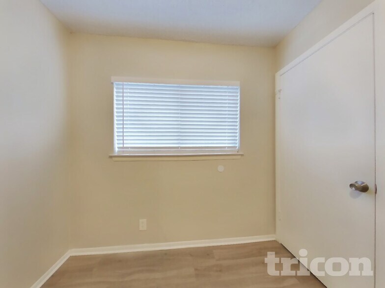 Building Photo - 7527 Ledgebrook Dr