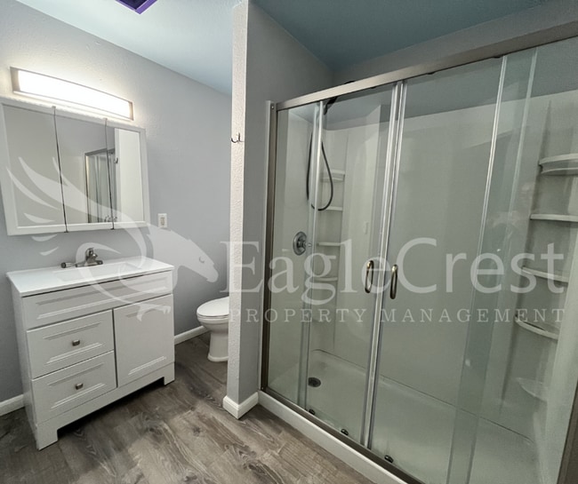 Building Photo - Comfortable 5 Bedroom Home with Modern Touches, Large Bedrooms & Front Porch
