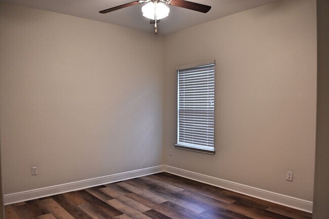 Building Photo - In the Heart of Freeport-LaGrange Landing ...