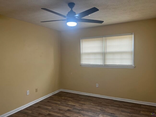 Building Photo - 409 Forest Lake Dr