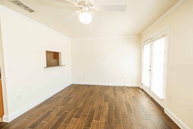 Building Photo - 748 Majestic Dr