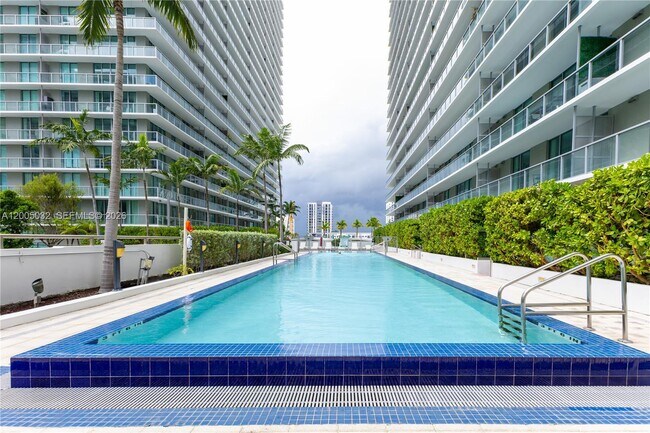 Building Photo - 1111 SW 1st Ave