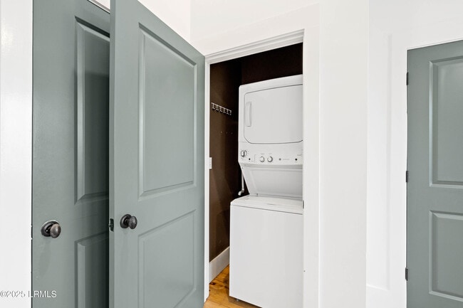 Building Photo - 7 Market