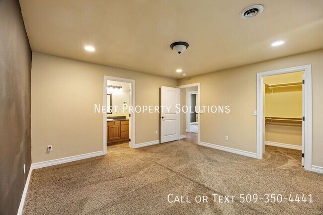 Building Photo - 547 S Bayside St