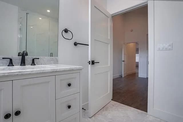 Building Photo - 356 W 15th St