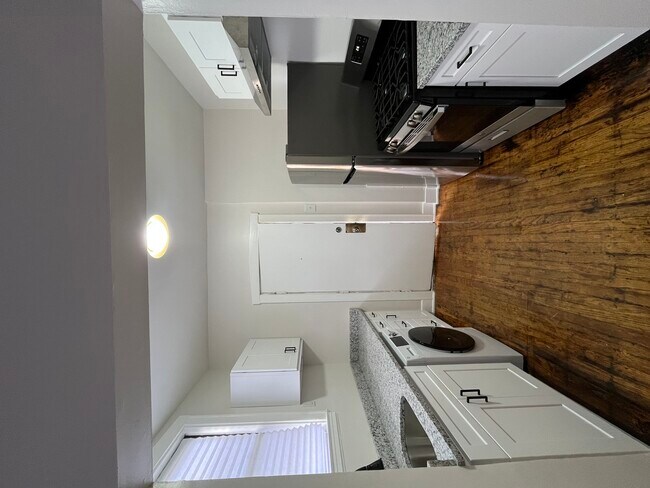 Building Photo - 1327 N Lorel Ave